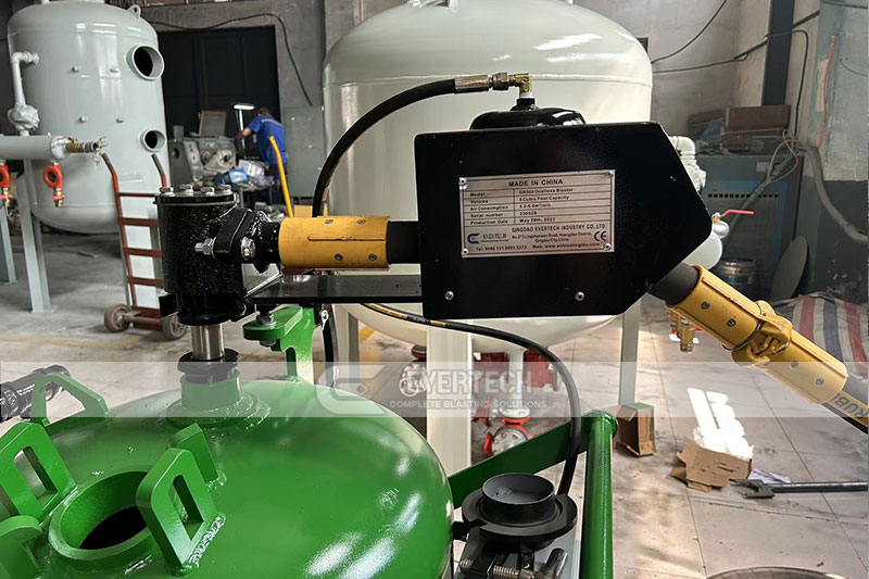 Dustless-sandblaster-for-classic-truck-parts.jpg Dustless-sandblaster-for-classic-truck-parts.jpg